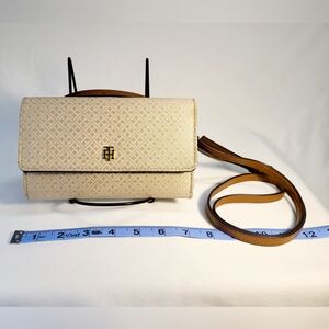 ✈️🧳TOMMY HILFIGER *NWOT* Tri-Fold Wallet With Crossbody Strap (Khaki)